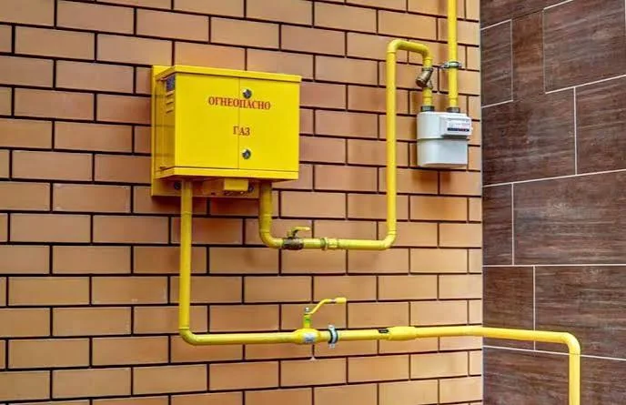 Газовый шкаф, счётчик и наружная обвязка на кирпичном фасаде